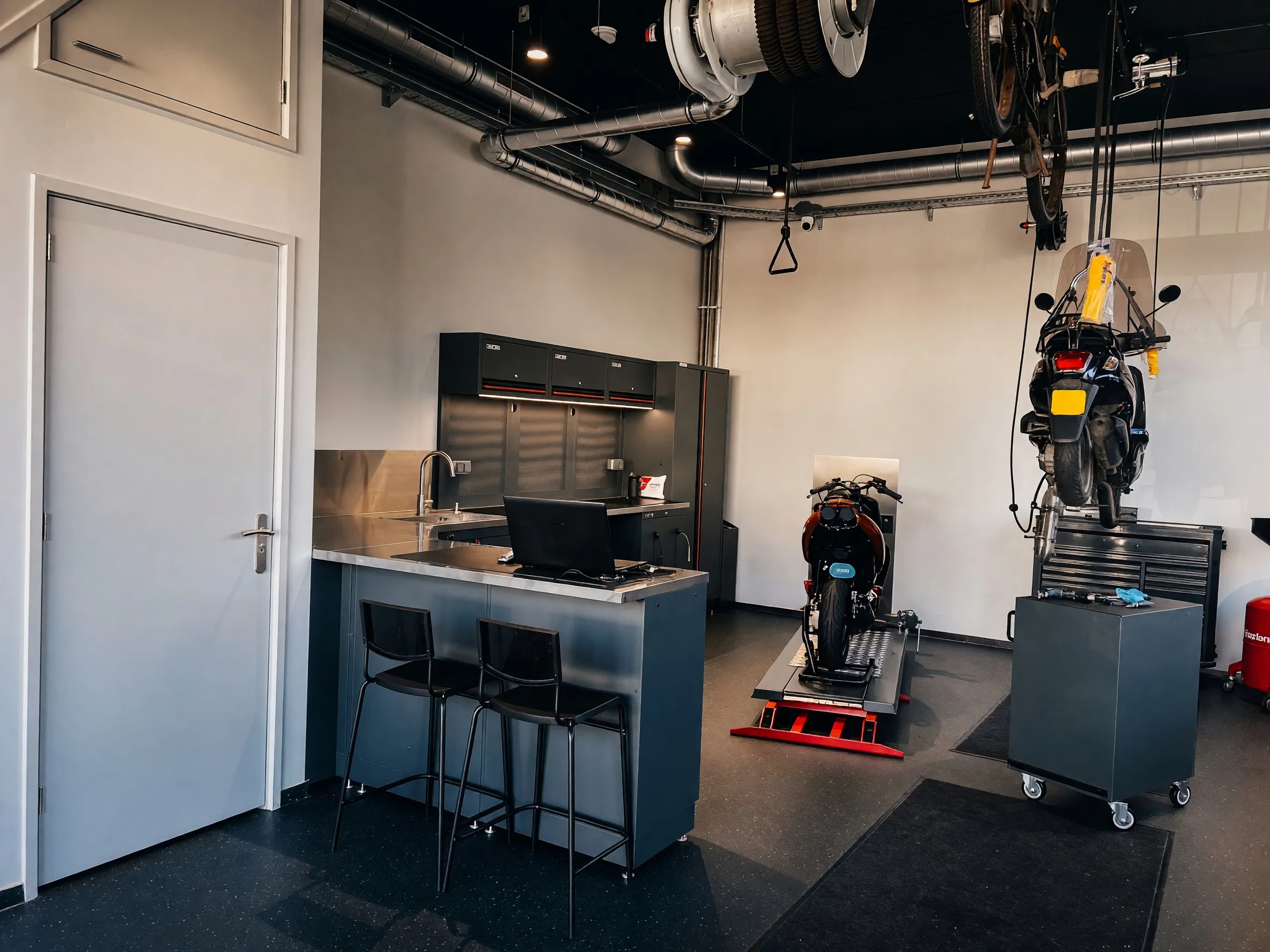 Scooter voor een open werkplaatsdeur in de avond